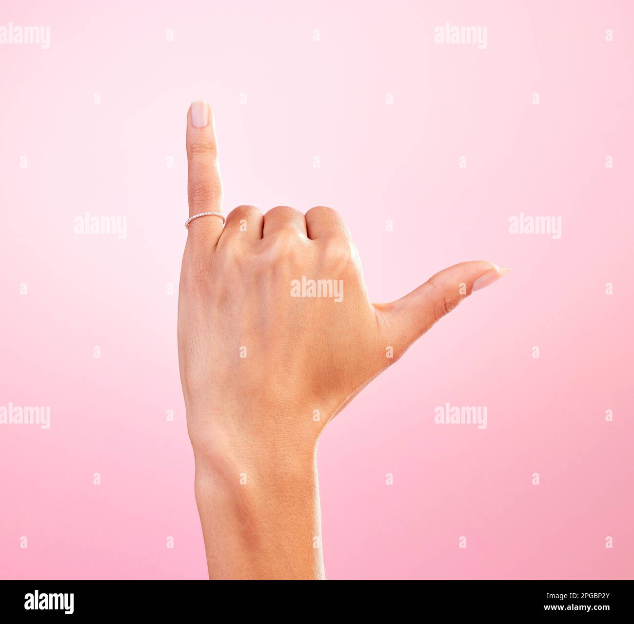 Woman Hand, shaka und Studio mit einer Ikone, Emoji und einem Surfschild. Isolierter, pinkfarbener Hintergrund und weibliche Hände zeigen Sieger, Surfen und Stockfoto