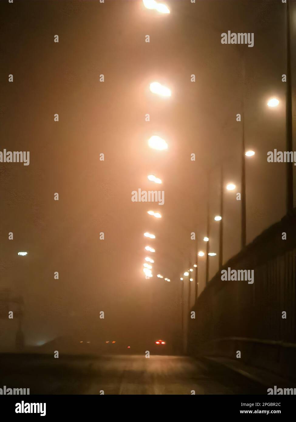 PEKING, CHINA - 22. MÄRZ 2023 - Ein Sandsturm in den frühen Morgenstunden des 22. März 2023 in Peking, China. Stockfoto