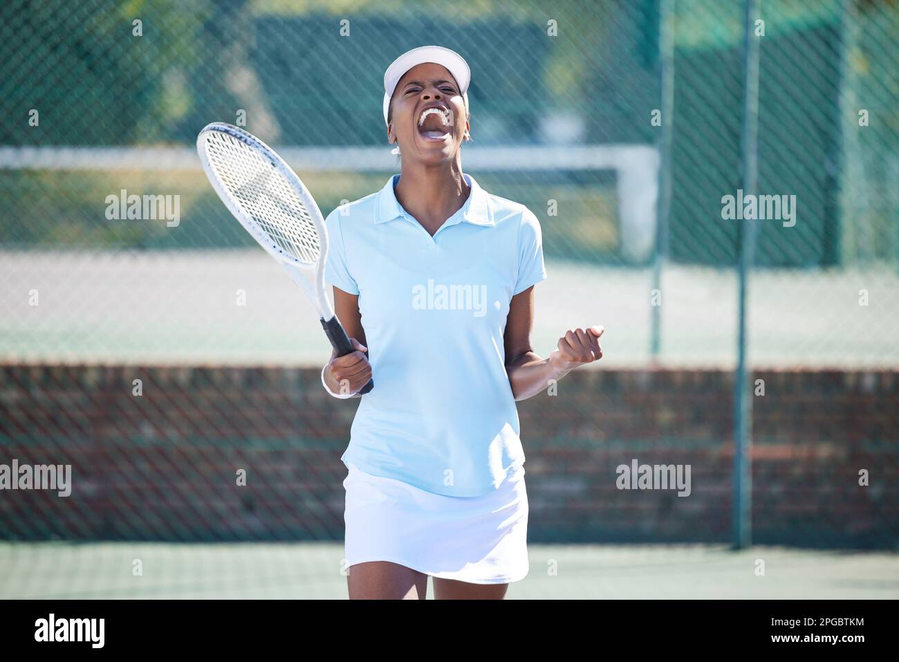 Tennis, Gewinner und Feier der schwarzen Frau auf dem Platz nach dem Sieg des Spiels, Spiels oder Wettkampfs. Leistung, Erfolg und glückliche Sportlerin Stockfoto