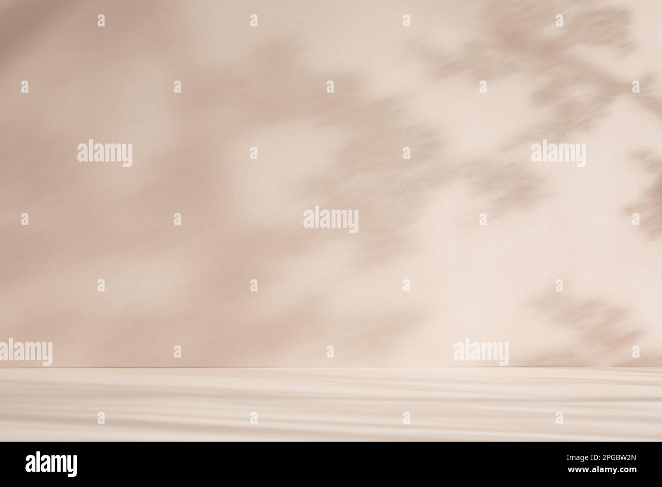 Hellbeiger Hintergrund für Produktpräsentation mit einem Licht- und Schattenmuster Stockfoto