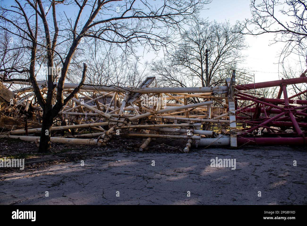 Die ukrainische Fernsehantenne, die von der russischen Armee zerstört wurde, die Infrastrukturen von Kherson sind privilegierte Ziele. Die Bombardierungen auf die Stadt sind CO Stockfoto