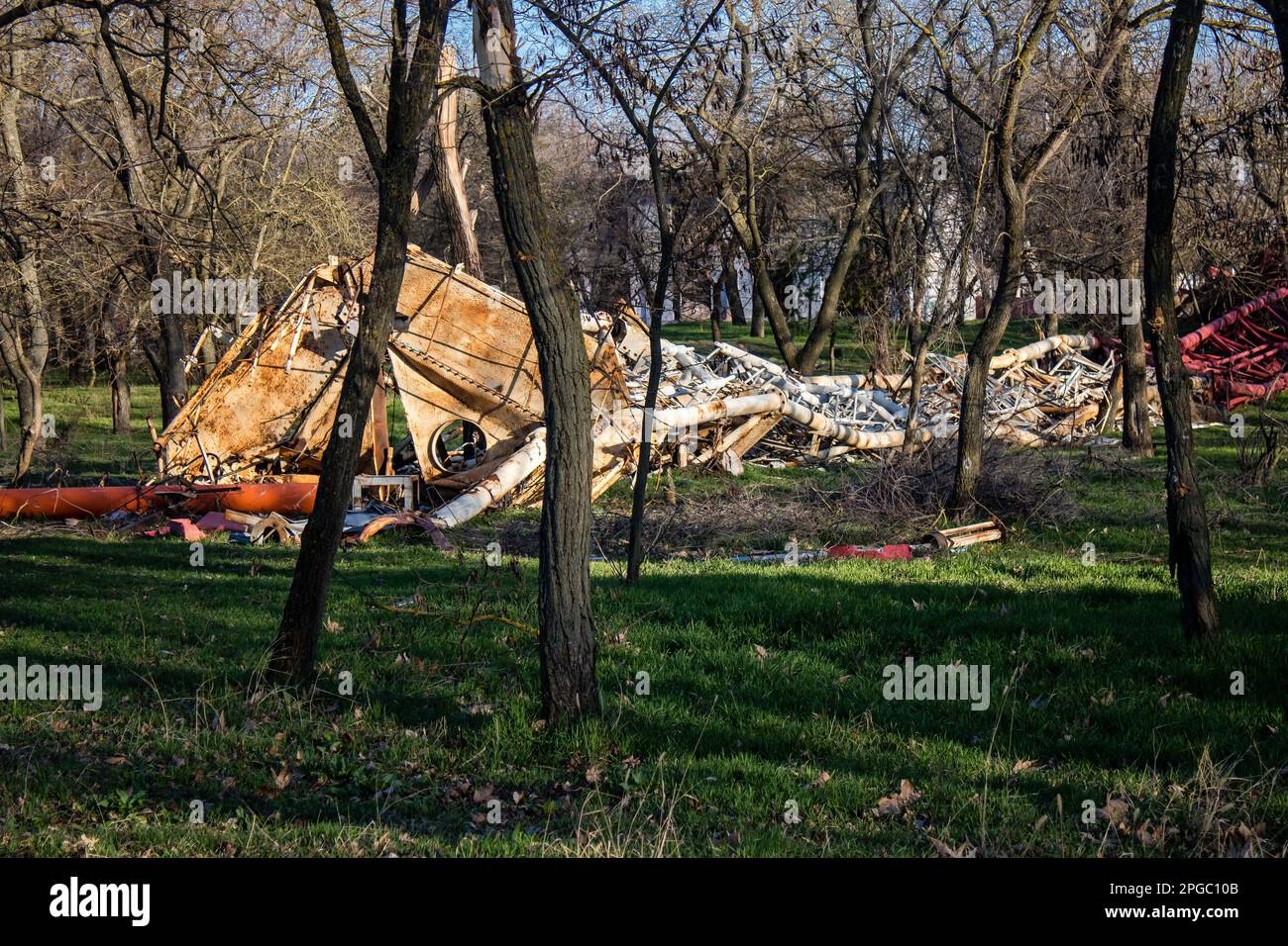 Die ukrainische Fernsehantenne, die von der russischen Armee zerstört wurde, die Infrastrukturen von Kherson sind privilegierte Ziele. Die Bombardierungen auf die Stadt sind CO Stockfoto