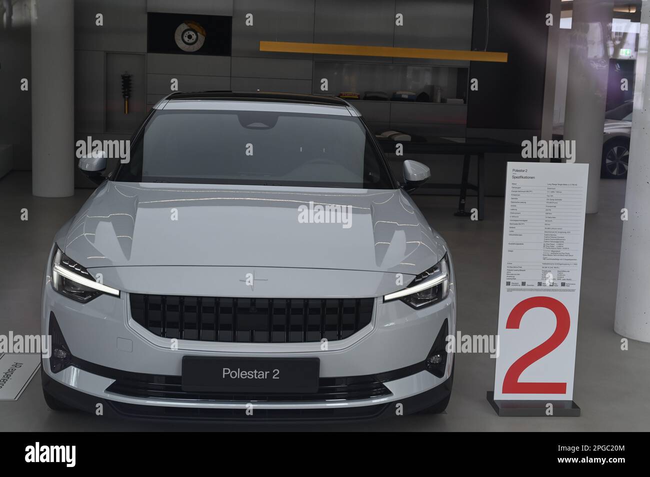 Köln, Deutschland. 19. März 2023. Polestar 2 steht im Schaufenster eines Ausstellungsraums Polestar Space der schwedischen Premium-E-Car-Marke Polestar and Cake Credit: Horst Galuschka/dpa/Alamy Live News Stockfoto