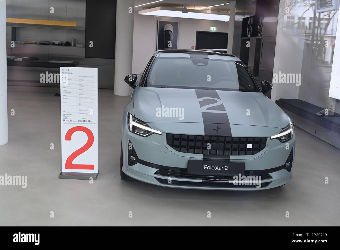 Köln, Deutschland. 19. März 2023. Polestar 2 steht im Schaufenster eines Ausstellungsraums Polestar Space der schwedischen Premium-E-Car-Marke Polestar and Cake Credit: Horst Galuschka/dpa/Alamy Live News Stockfoto