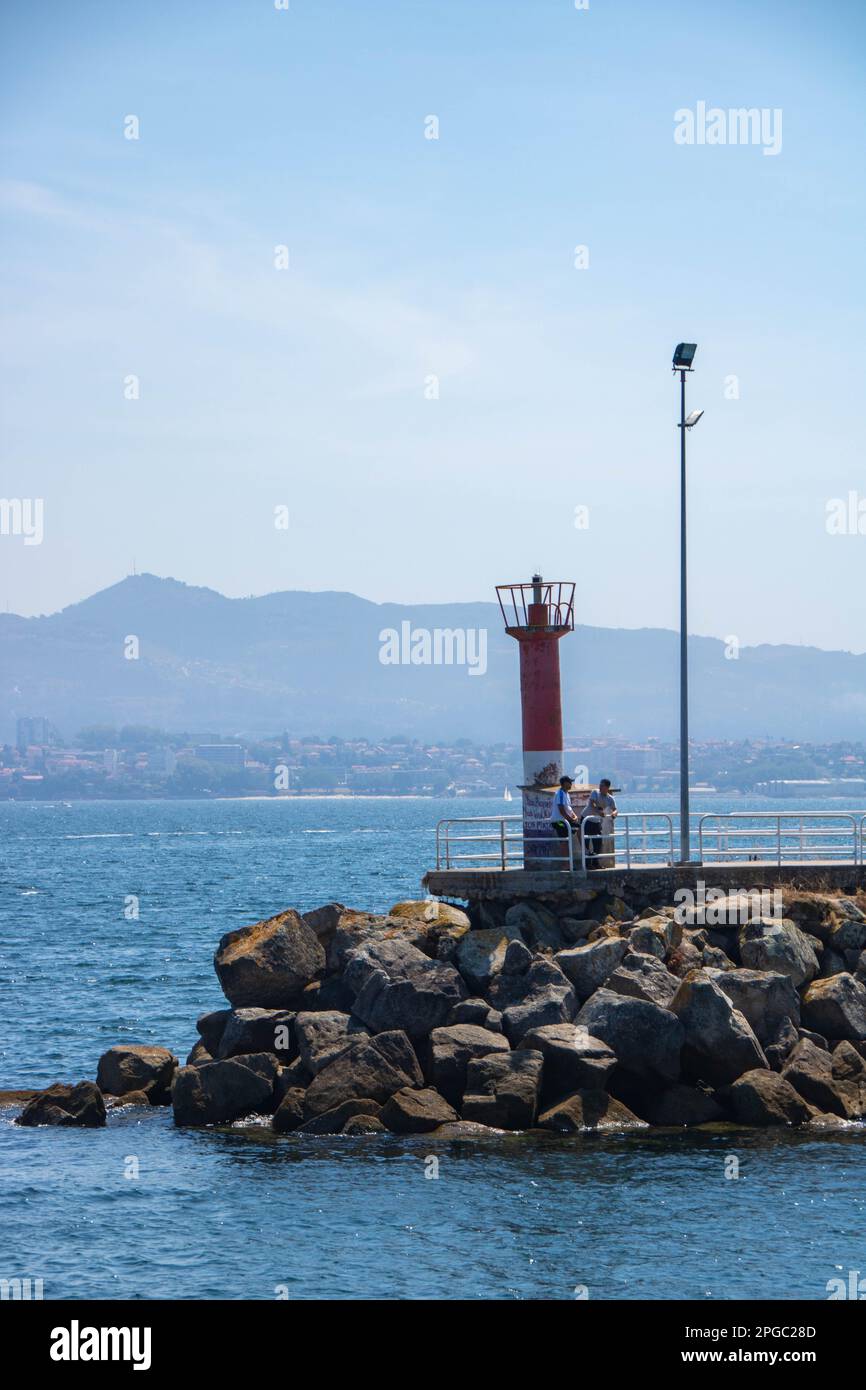 In Vigo, Spanien, auf der 08-27-22, Leuchtturm im Hafen und Meereslandschaft von Rias Baixas Stockfoto In Vigo, Spanien, auf der 08-27-22, Leuchtturm im Hafen und Meereslandschaft von Rias Baixas Stockfoto