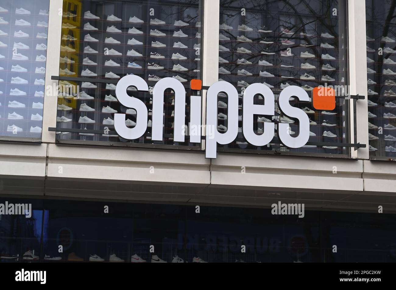 Köln, Deutschland. 19. März 2023. Logo, Schriftzug auf einer Niederlassung von Snipes eine Einzelhandelskette für Straßenbekleidung und Turnschuhe, eine Tochtergesellschaft von Deichmann Credit: Horst Galuschka/dpa/Alamy Live News Stockfoto