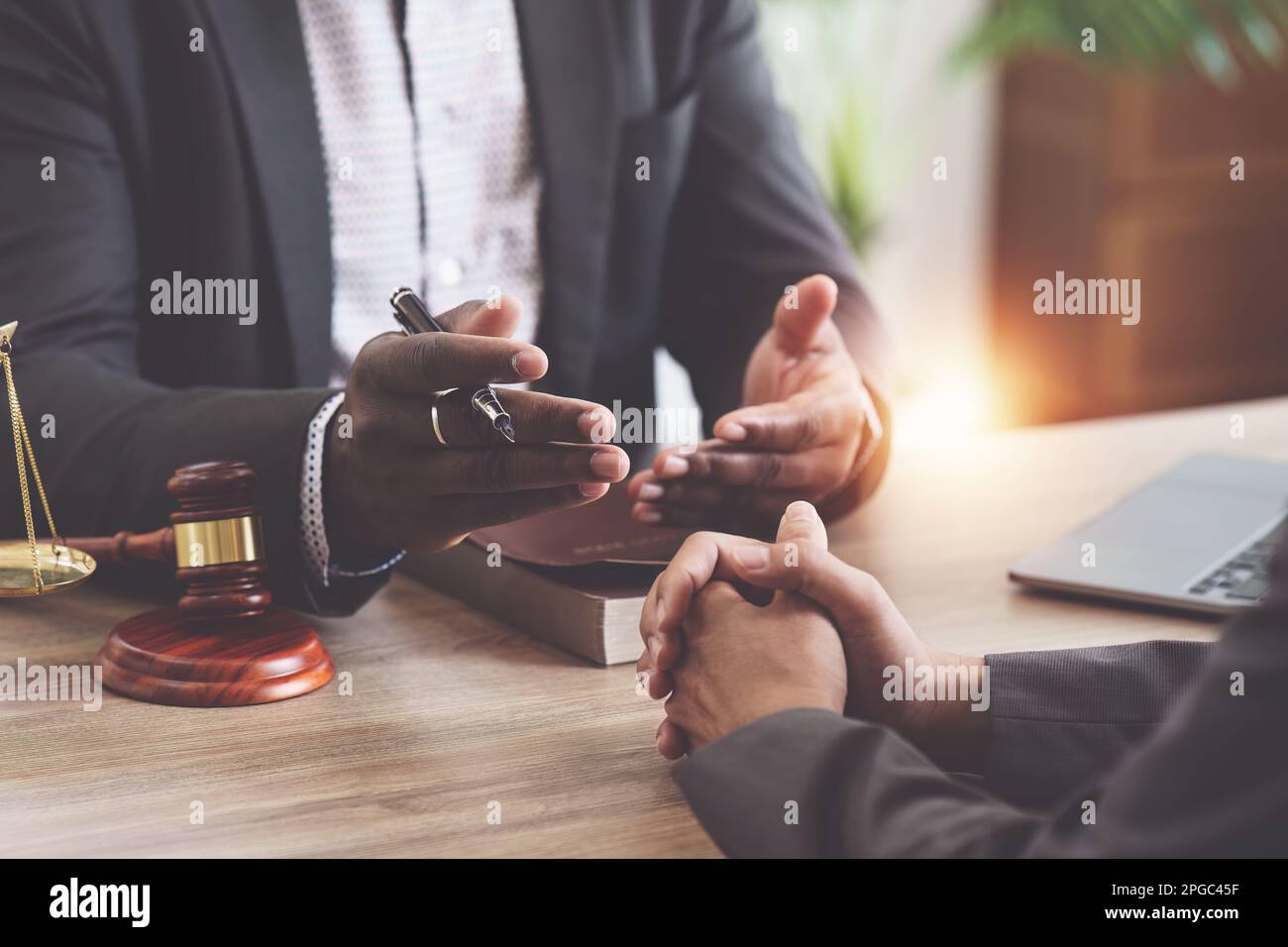 American African Lawyers Ratschläge an Kunden bezüglich Vertragsabschlüssen. Recht, Rechtsdienste, Beratung, Rechtsbegriff Stockfoto
