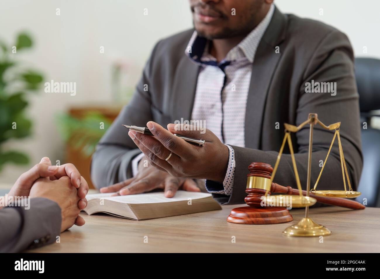American African Lawyers Ratschläge an Kunden bezüglich Vertragsabschlüssen. Recht, Rechtsdienste, Beratung, Rechtsbegriff Stockfoto