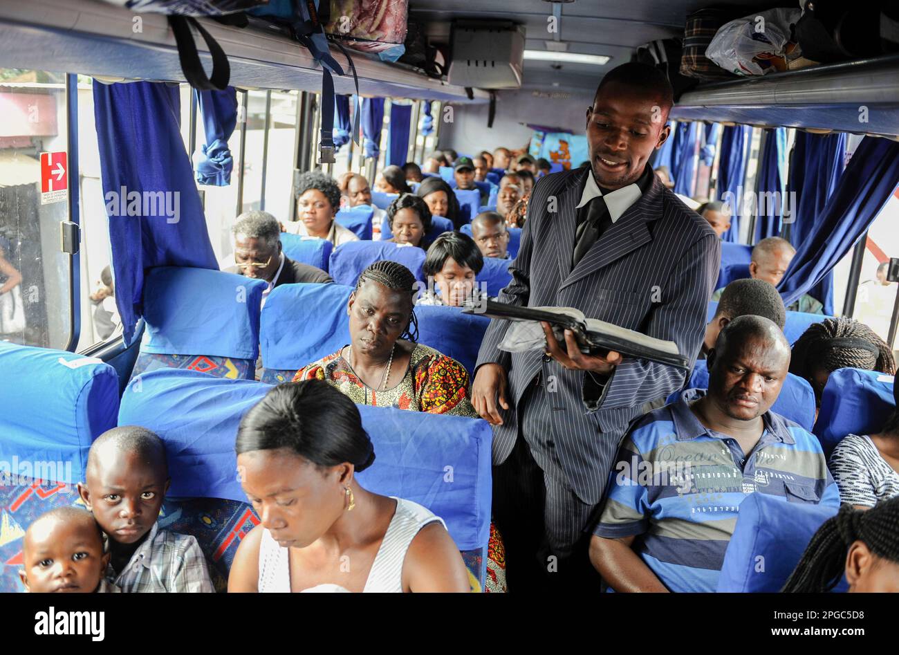 SAMBIA Lusaka, Prediger spricht Segen für eine gute Reise im Fernbus Stockfoto