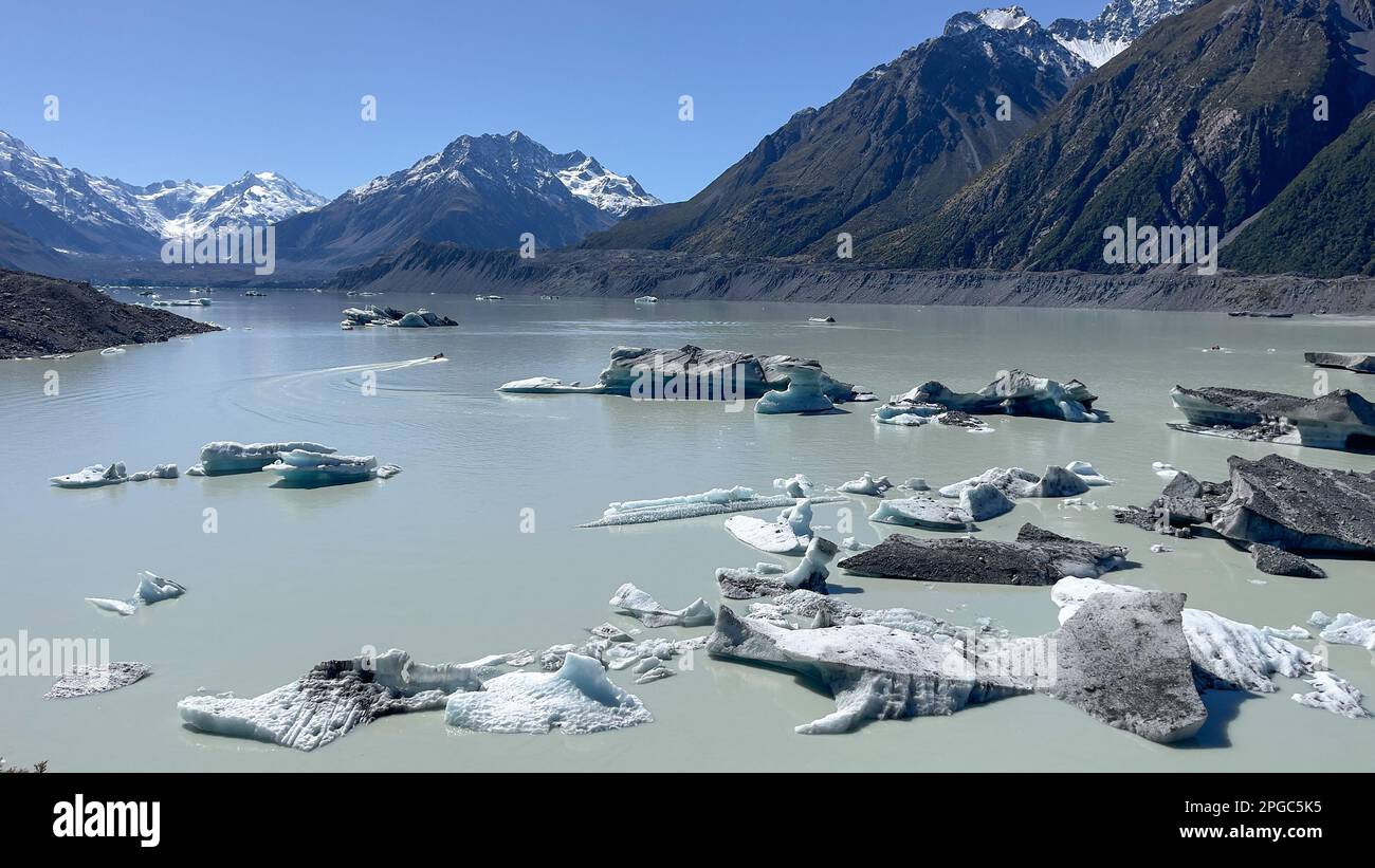 Eisberge treiben auf der milchigen Wasseroberfläche im alpinen Tasman Glacial Lake im Aoraki Mt Cook National Park Stockfoto