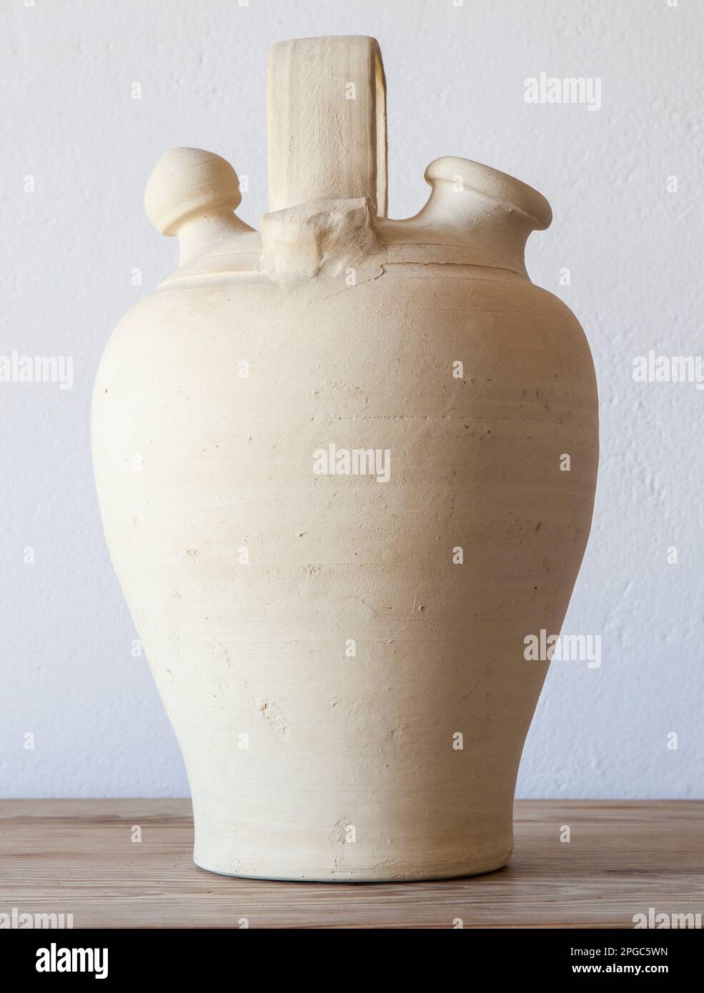 Weißes Steingut botijo, traditionelle Tontopf-Kanne für frisches Wasser. Selektiver Fokus Stockfoto