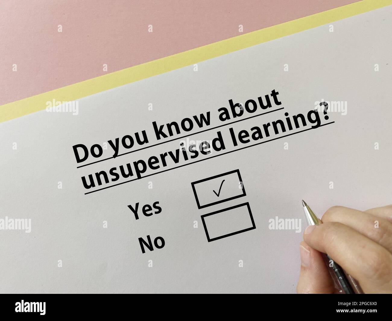 Eine Person beantwortet eine Frage über künstliche Intelligenz. Er kennt sich mit unbeaufsichtigtem Lernen aus. Stockfoto