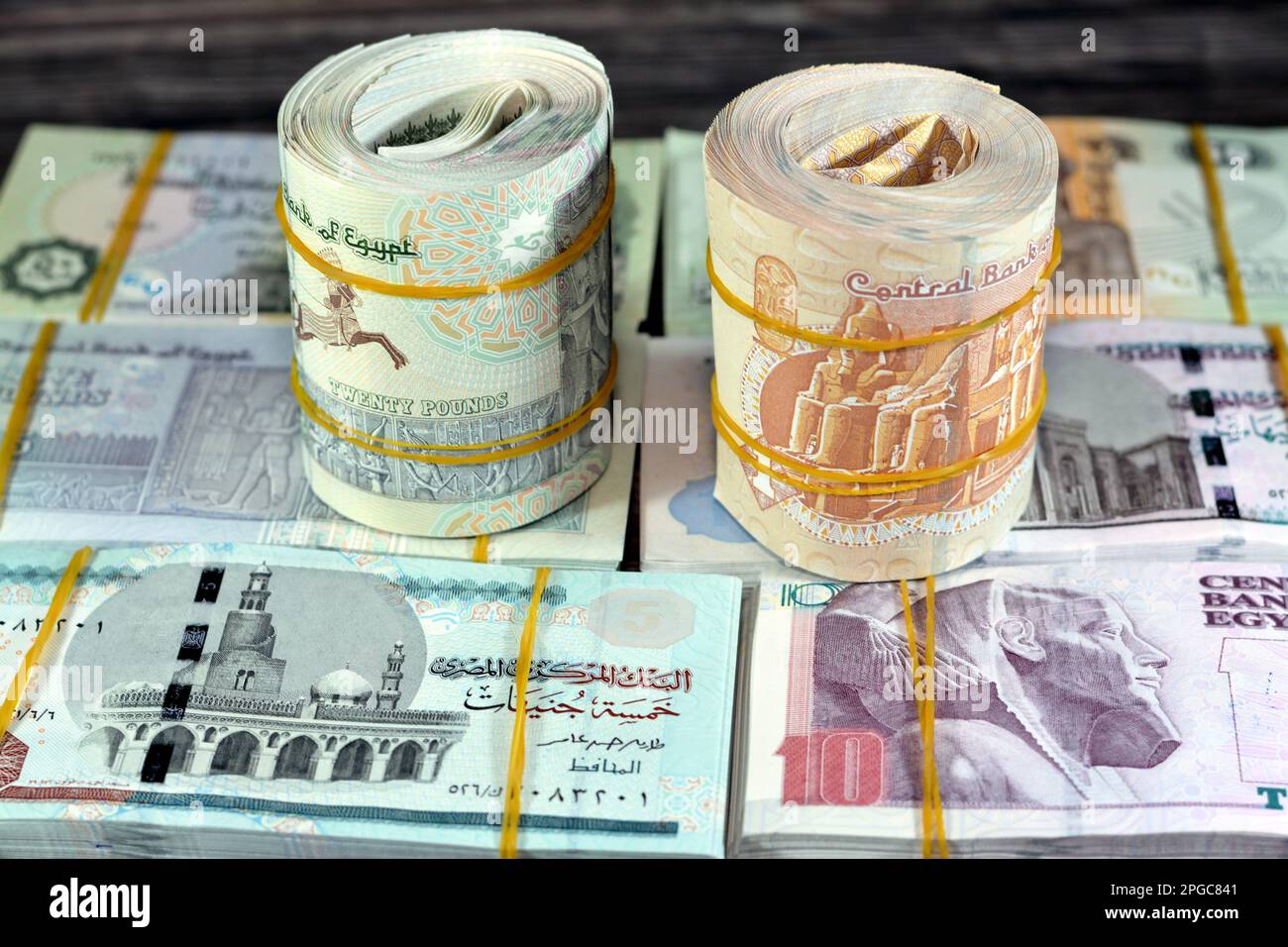 Bündel, Rollen, Stapel und Stapel ägyptischer Bargeld-Banknoten, die mit  Gummibändern in verschiedenen Wechselwerten von 1 LE, 5, 10, 20 EGP  aufgerollt wurden Stockfotografie - Alamy