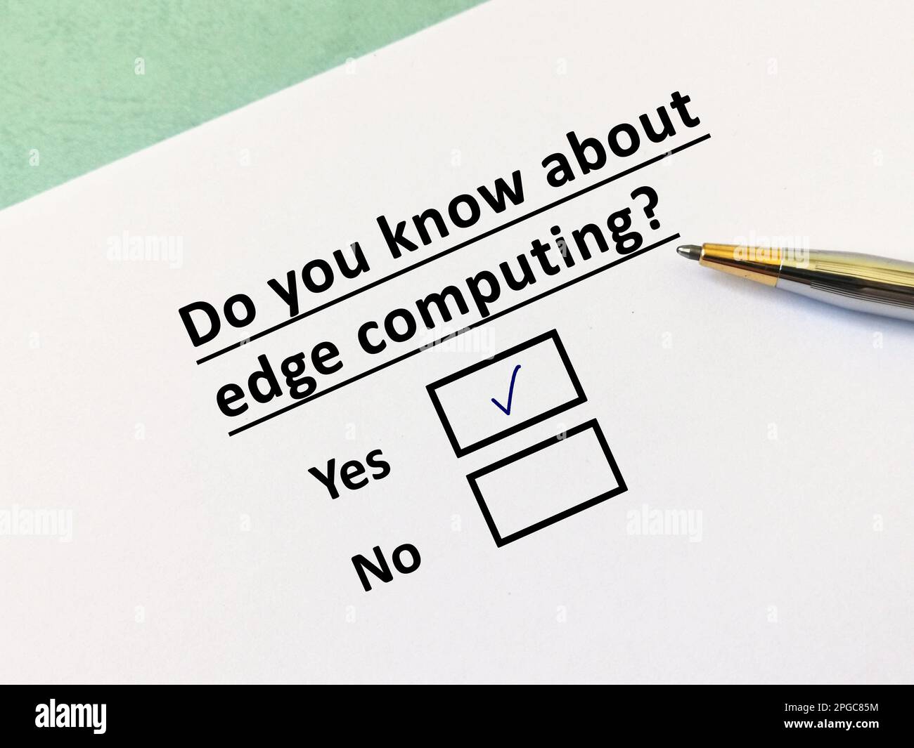 Eine Person beantwortet eine Frage über künstliche Intelligenz. Er kennt sich mit Edge Computing aus. Stockfoto