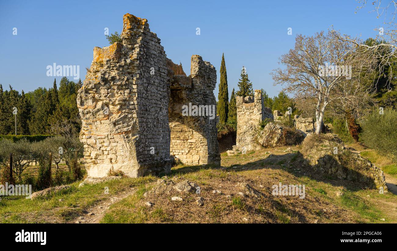 Barbegal Aquädukt und Mühlen in der Nähe von Arles an einem sonnigen Tag im Frühling. Diese römische Anlage besteht aus einem Aquädukt und 16 Wasserrädern in zwei parallelen Sets Stockfoto