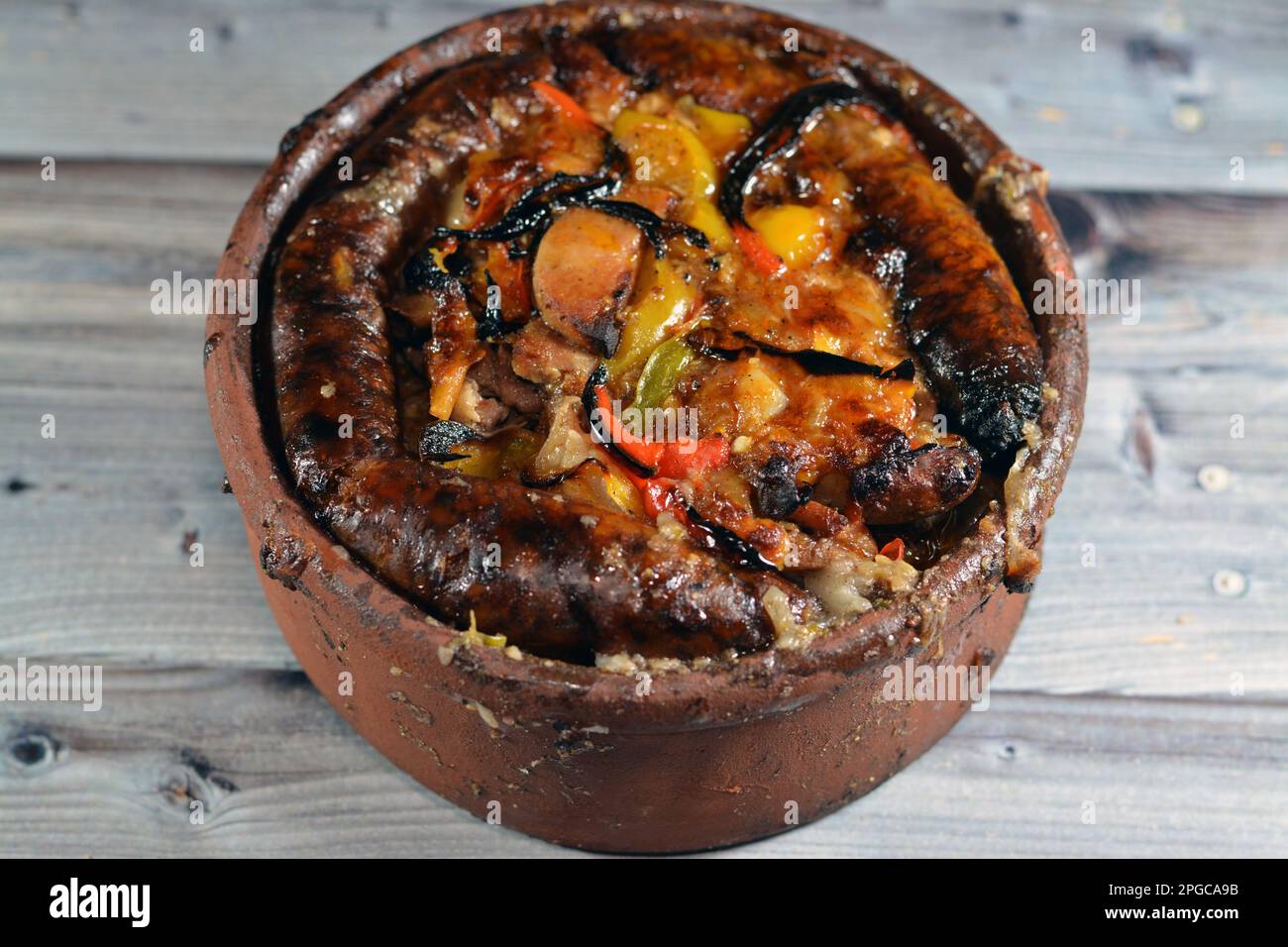 Traditionelle ägyptische Mischung aus Lammfleisch, Wurst, mumbaler ...