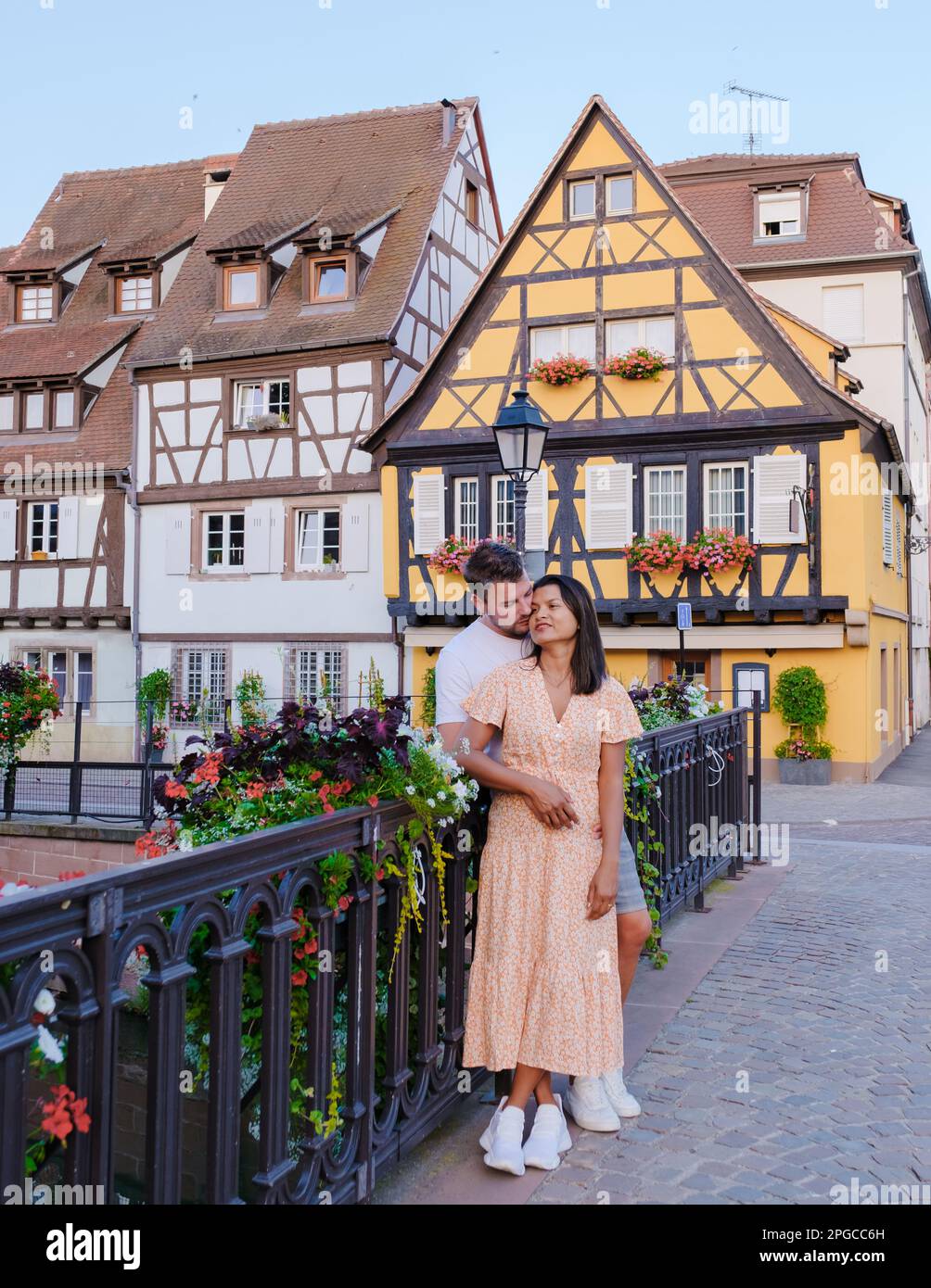 Ein paar Männer und Frauen auf Urlaub in der romantischen Stadt Colmar, Frankreich, Elsass im Sommer, die historische Stadt Colmar, Elsass Region, Frankreich mit wunderschönen Kanälen namens Le Petit Venice Stockfoto