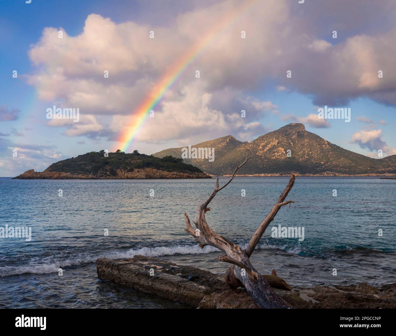 Wunderschöner Morgen voller Regenbogen über der Dracheninsel Sant Elm Mallorca Spanien Stockfoto