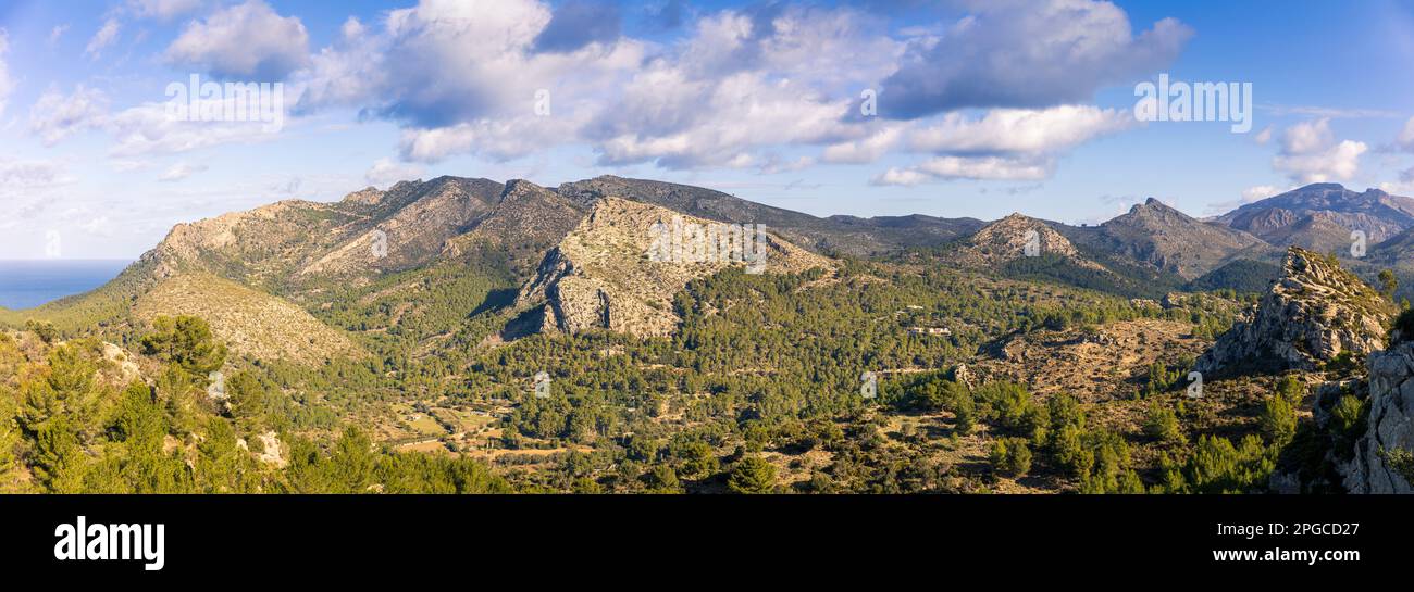 Wanderung von Sant Elm zum Port de Andraxt Mallorca mit herrlichem Blick auf die Tramuntana Berge Stockfoto