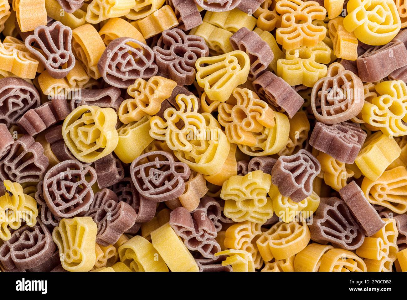 Pasta in verschiedenen unheimlichen Formen. Die ungekochte halloween-Pasta. Draufsicht. Stockfoto