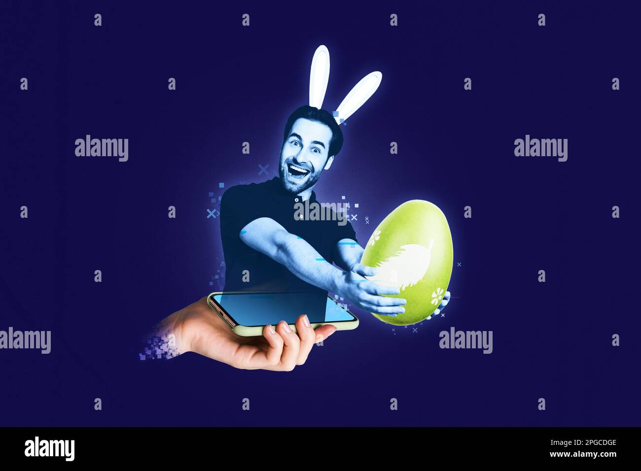 Collage Grußworte von jungen Mann Video Pixel Telefon Display Message Hold Green Collage Spring Time Egg Celebration isoliert auf blauem Hintergrund Stockfoto