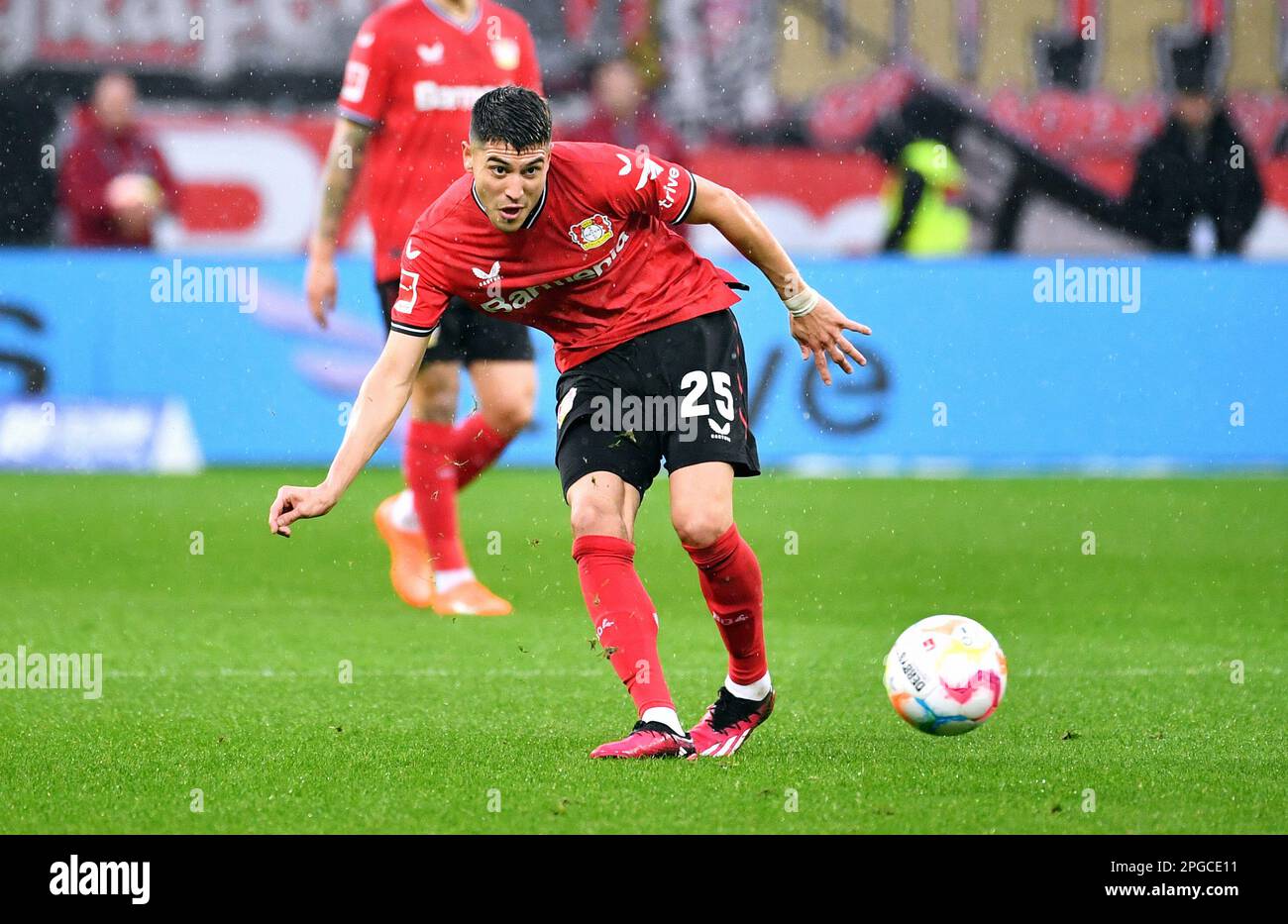 Bundesliga, BayArena Leverkusen; Bayer Leverkusen vs Bayern München; Exequiel Palacios (LEV) Stockfoto