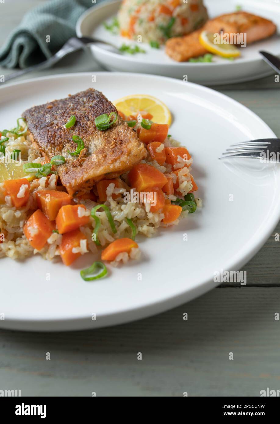 Gesundes Fischgericht mit gebratenem Lachs, braunem Reis und Gemüse. Stockfoto