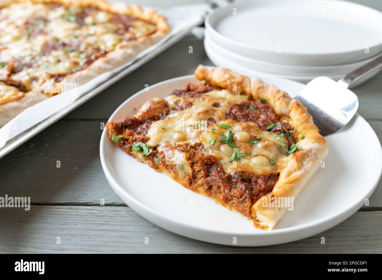 Pizza mit gedünstetem Fleisch und Käse Stockfoto