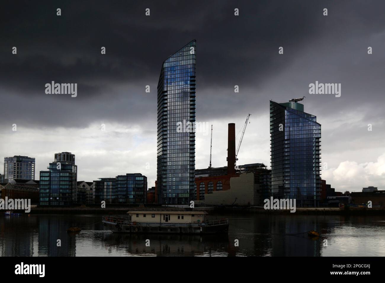 Moderne Hochhäuser und ehemaliges Lots Road Power Station unter stürmischem Himmel, Chelsea Waterfront London, England Stockfoto