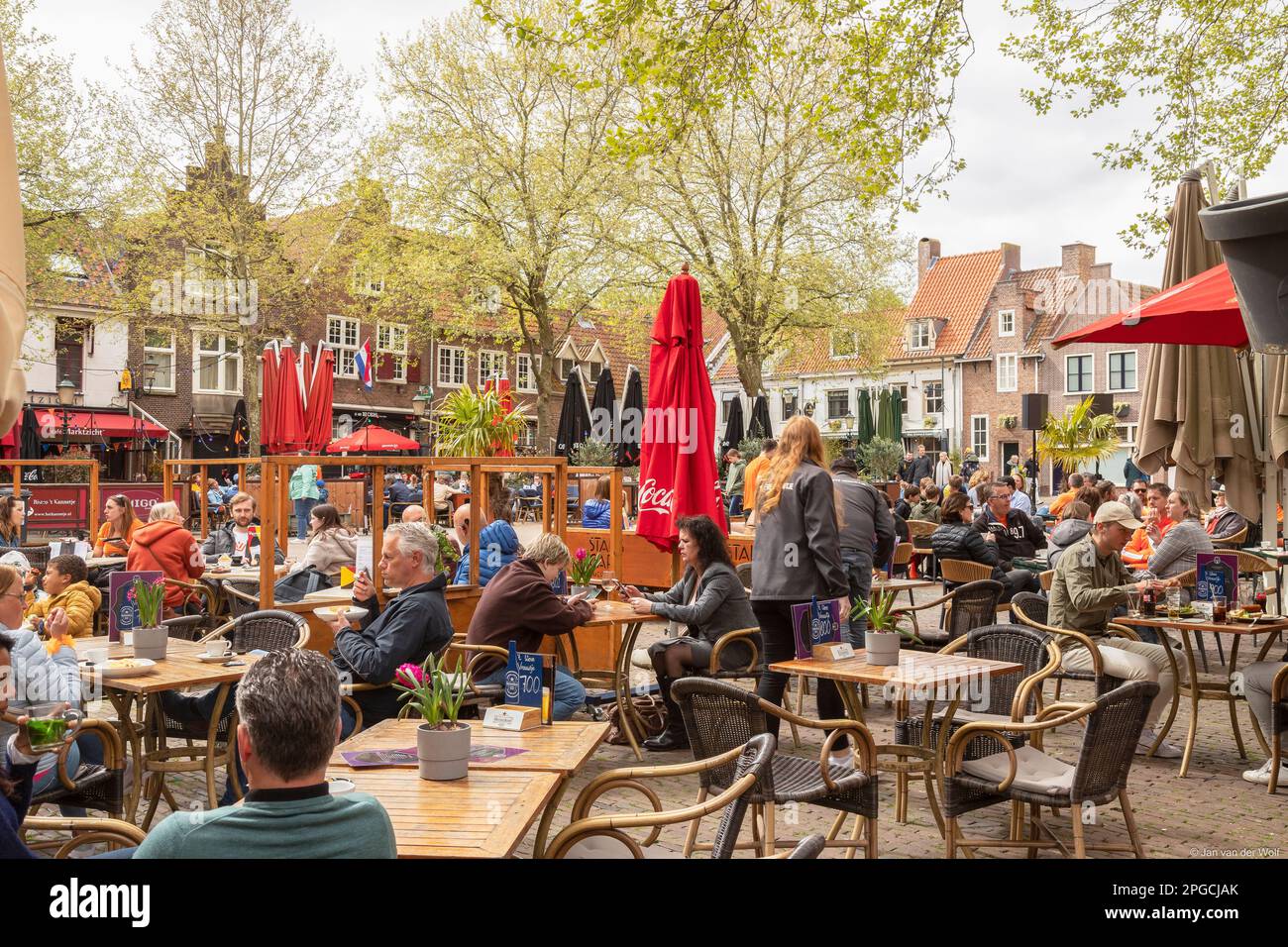 Stadtplatz voller gemütlicher Terrassen im Zentrum von Amersfoort am Königstag. Stockfoto