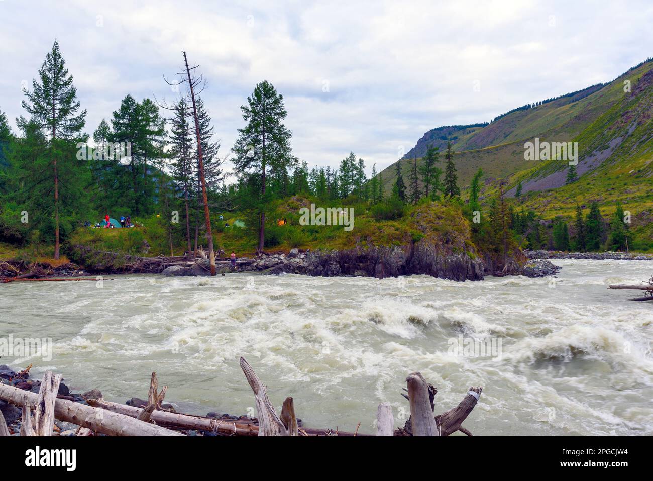 An den Ufern des Gebirgsflusses Chuya in der Bucht des Altai in Sibirien stehen Touristen-Zelte. Stockfoto