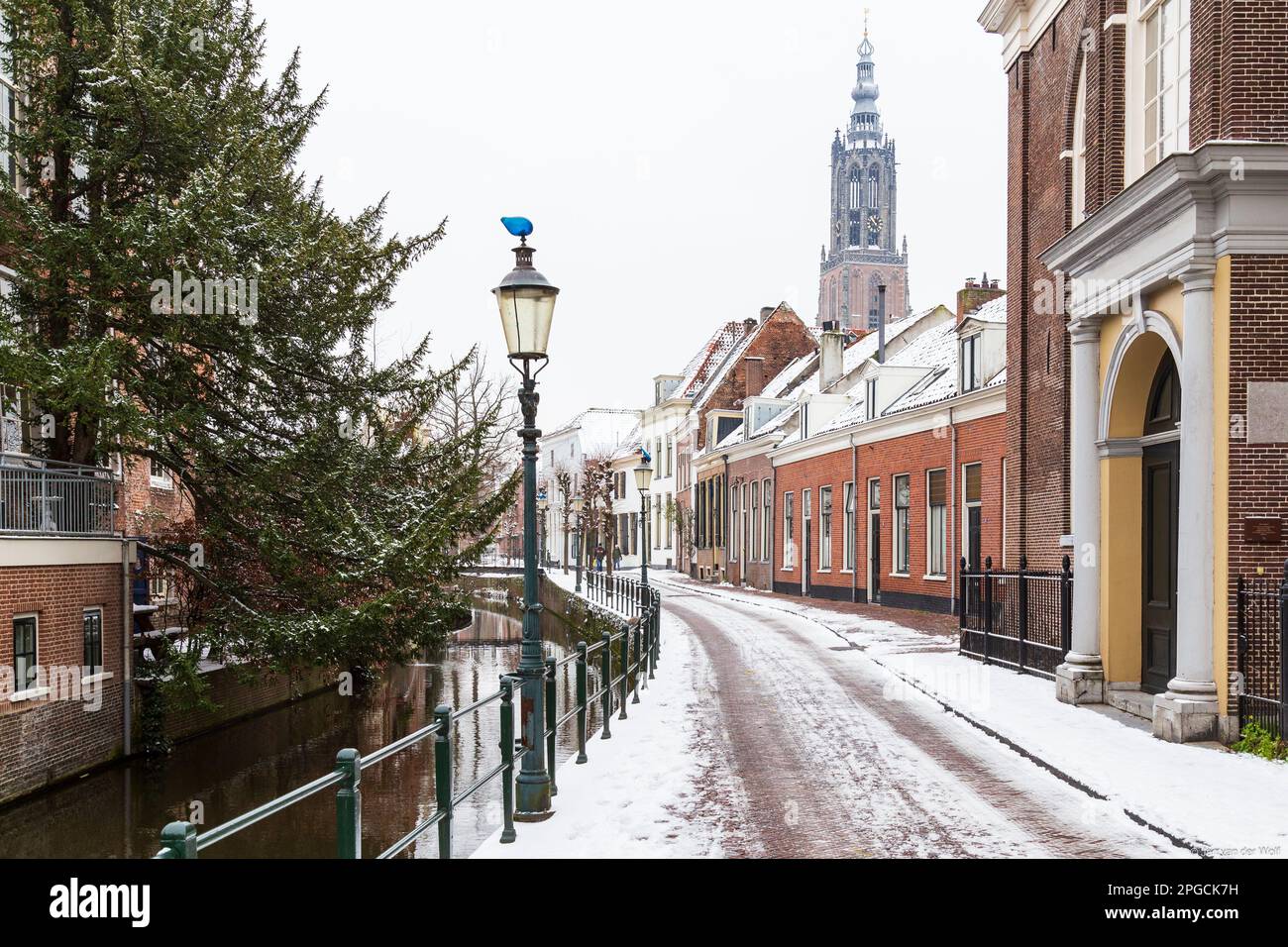 Winterblick auf den Kirchturm von lange Jan in Amersfoort. Stockfoto