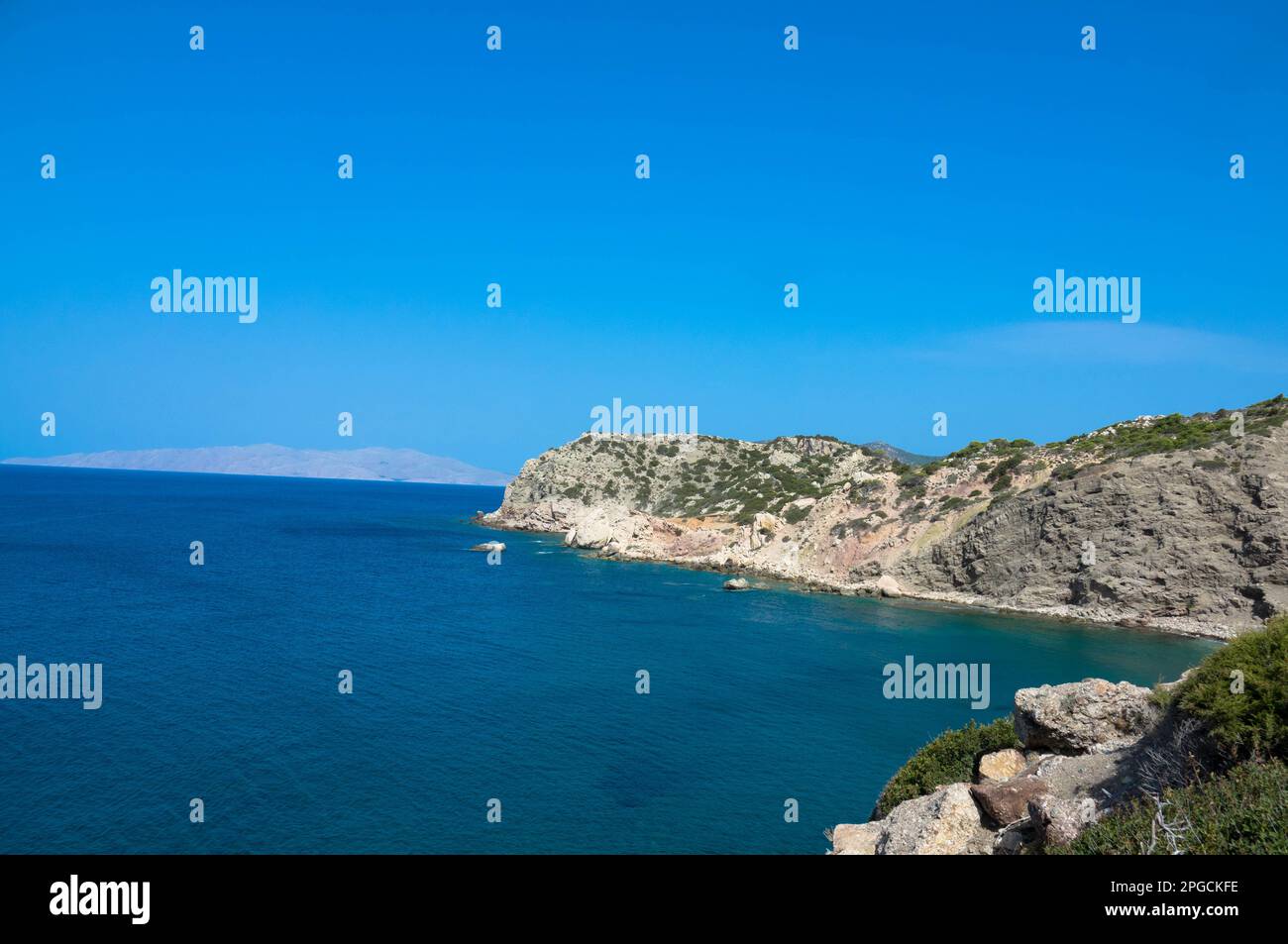 Panoramablick auf die türkisfarbene Ägäis mit Pflanzen und Hügeln. Im nordwestlichen Teil der griechischen Insel Rhodos. Griechenland Europa. Stockfoto