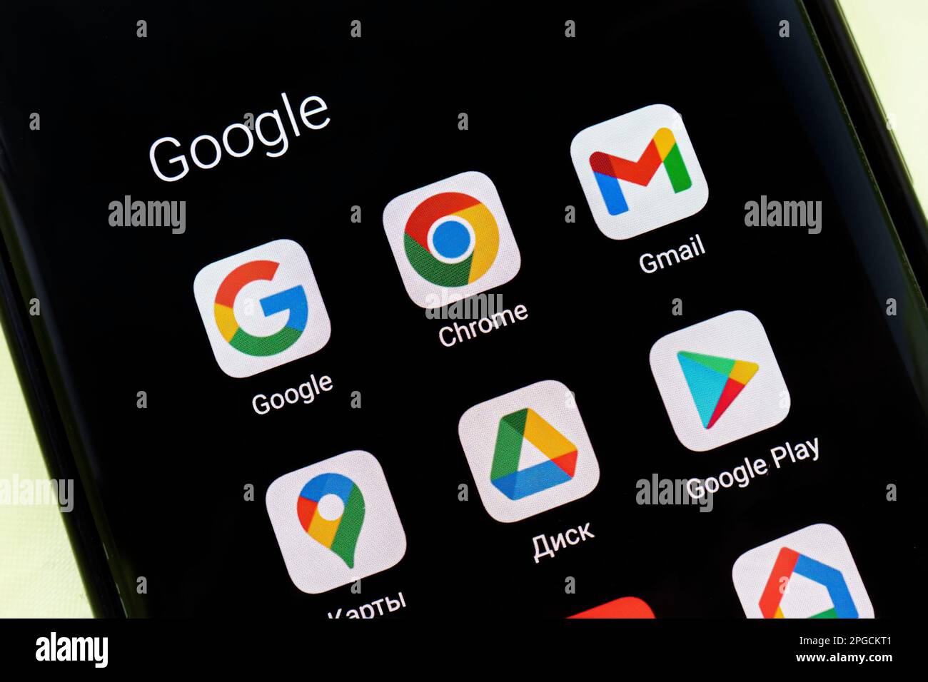Barnaul. Russland. Juni 21 2022: Google-Dienste YouTube, Google Mail, Chrome, Mail, spielen, Disk Icons App auf dem Smartphone-Bildschirm. Google ist das größte Internet Stockfoto