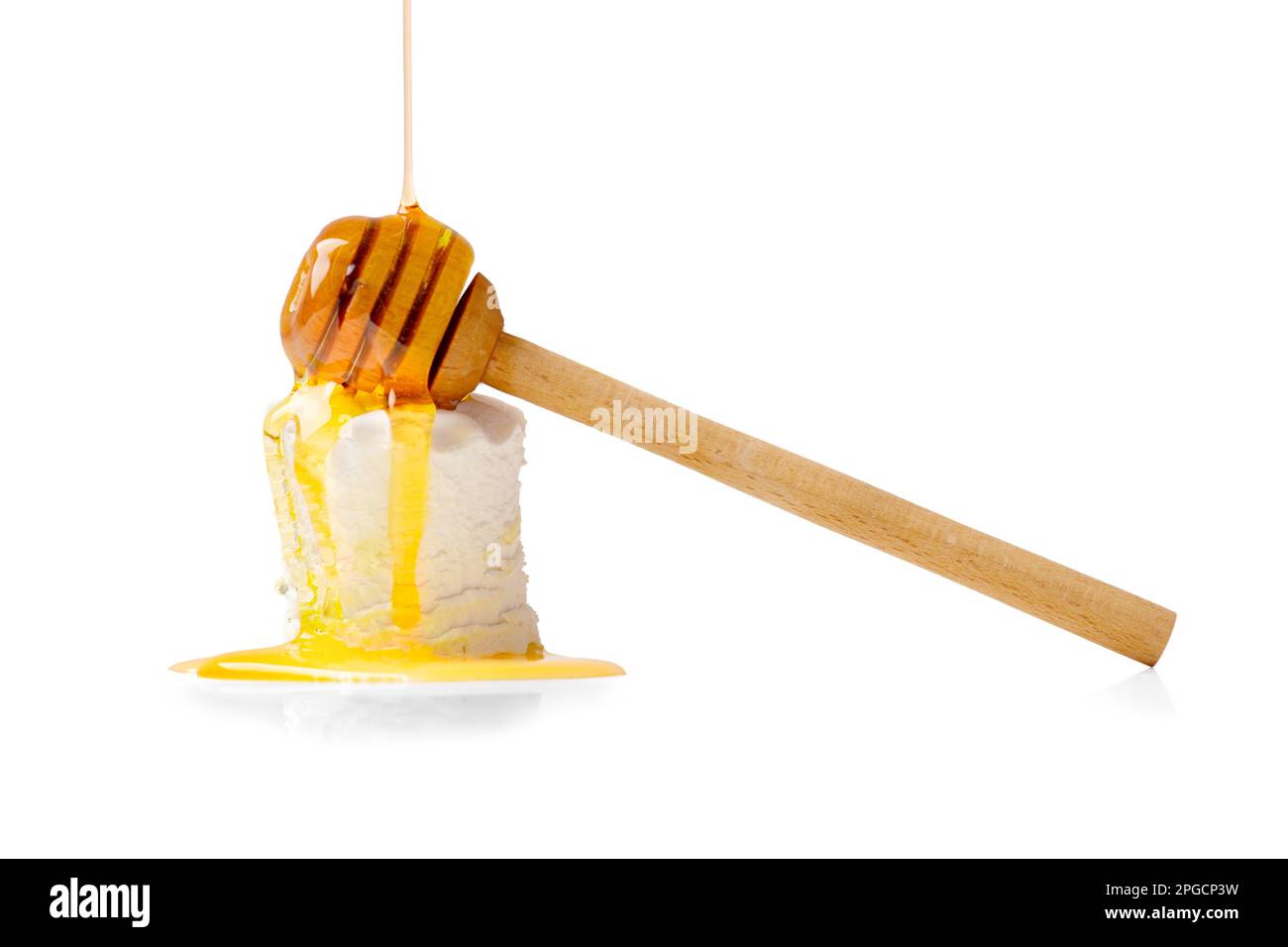 Ich gieße Honig auf Marshmallows, wenn ich isoliert bin. Marshmallow auf weißem Hintergrund mit Honigtropfen und Pendelarm Stockfoto