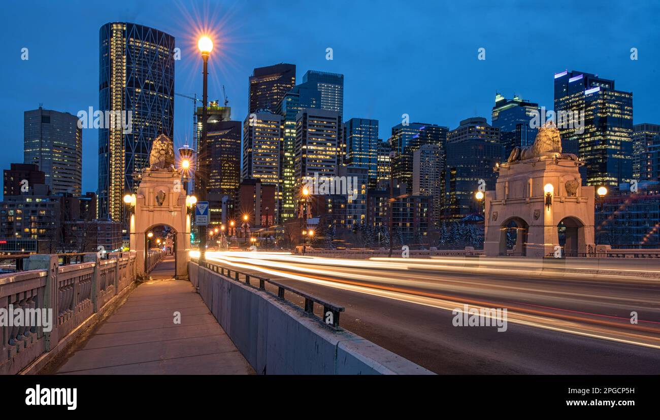 Lange Sicht auf das Stadtbild von Calgary von Fußgängerwegen mit Straßenbeleuchtung und modernen Hochhäusern mit Glaswänden, die CO reflektieren Stockfoto