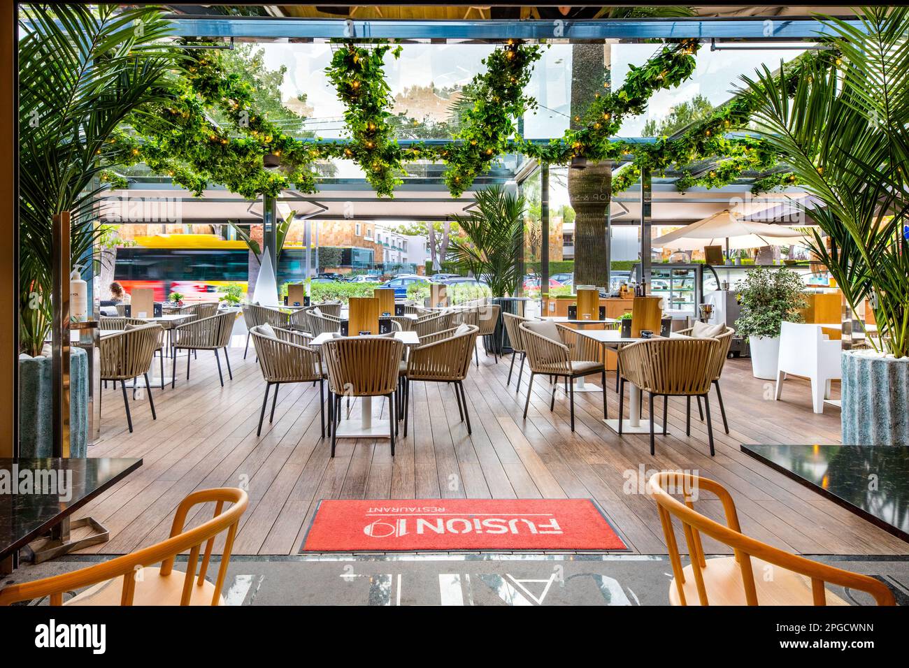 Restaurant Bar Terrasse Architekturmöbel Mallorca Spanien. Modernes Design Stockfoto