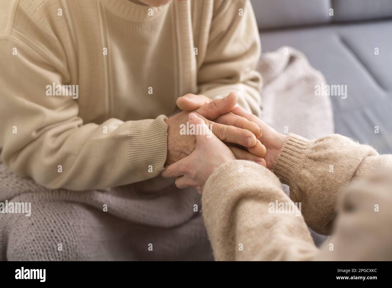 Junge Frau mit älterer Mann, Hände, Nahaufnahme Stockfoto