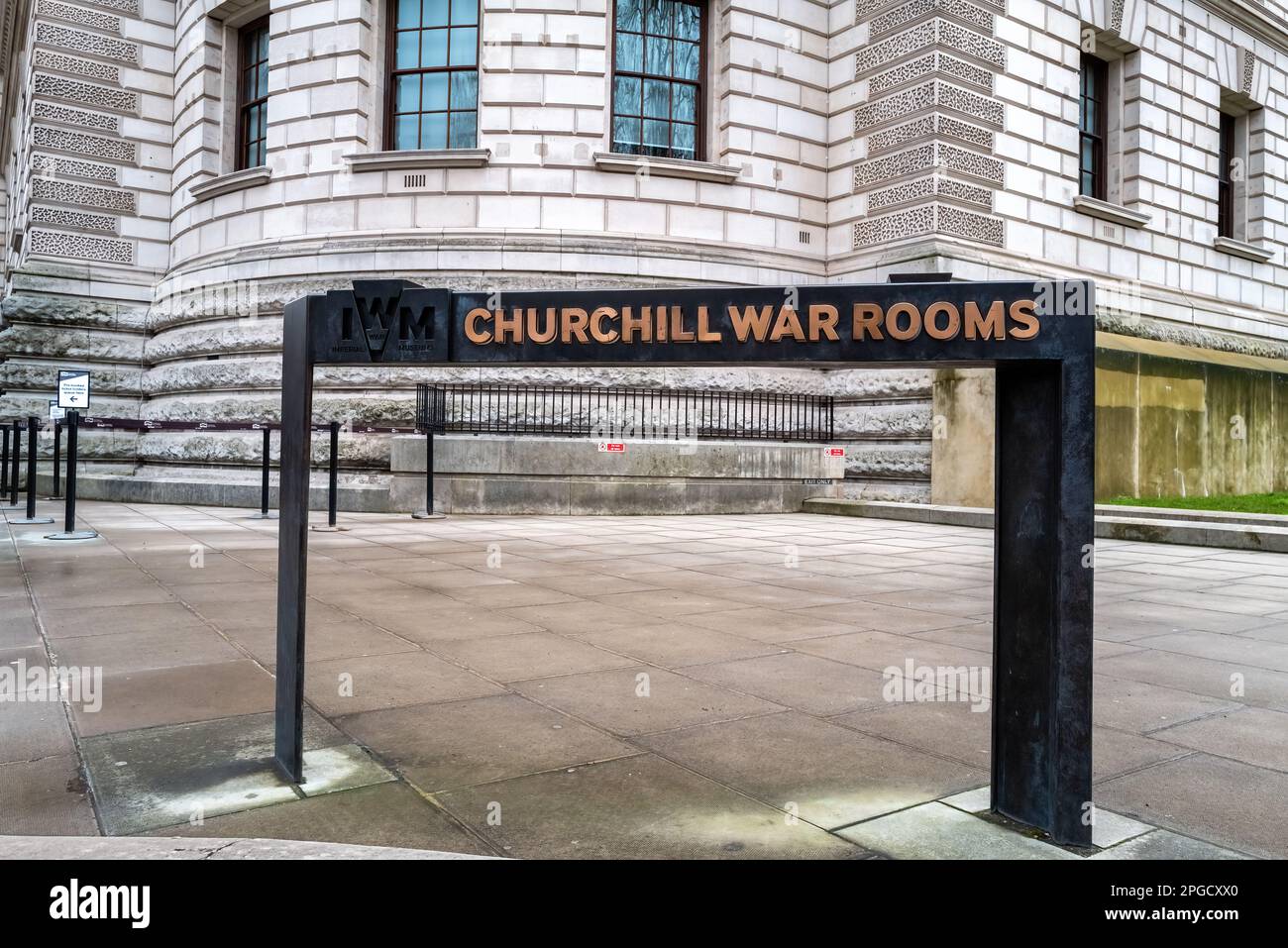 London, Großbritannien - 4. Januar 2023: Das Schild und der Eingang zu den Churchill war Rooms, Teil des Imperial war Museum in London. Dieser streng geheime Untergrund Stockfoto