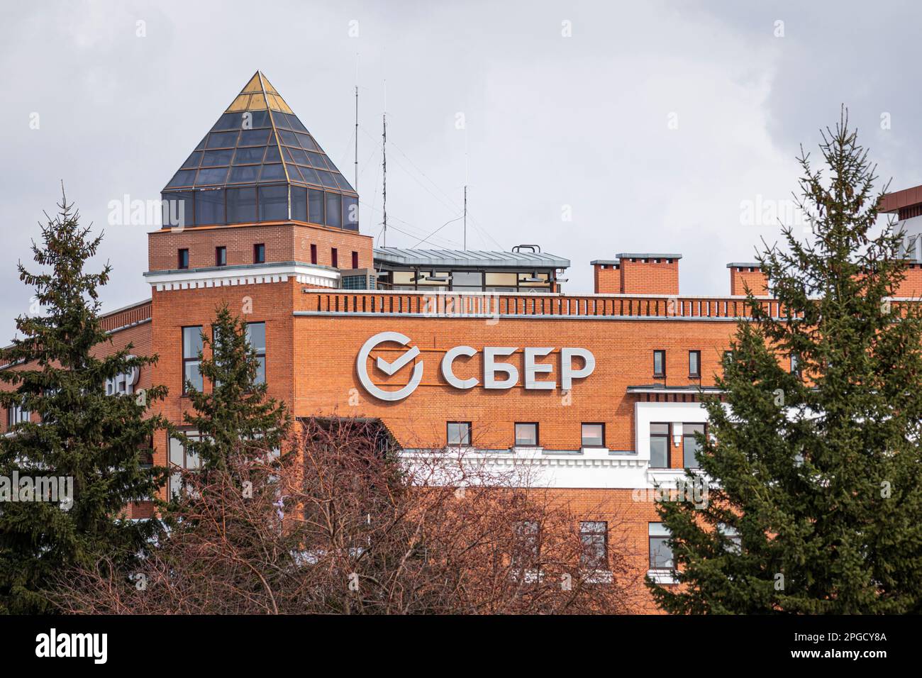 9. April 2022. Russland Barnaul.: Die Sberbank ist ein russisches mehrheitlich staatliches Bank- und Finanzdienstleistungsunternehmen. Logo an der Fassade des Gebäudes Stockfoto