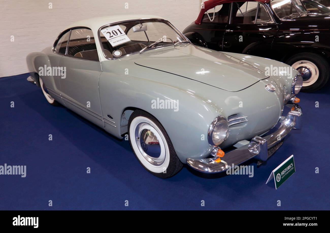 Dreiviertel Vorderansicht eines 1959, Volkswagen Karmann Ghia 1200 Lowlight, Teil der London Classic Car Auction 2023 bei Olympia Stockfoto