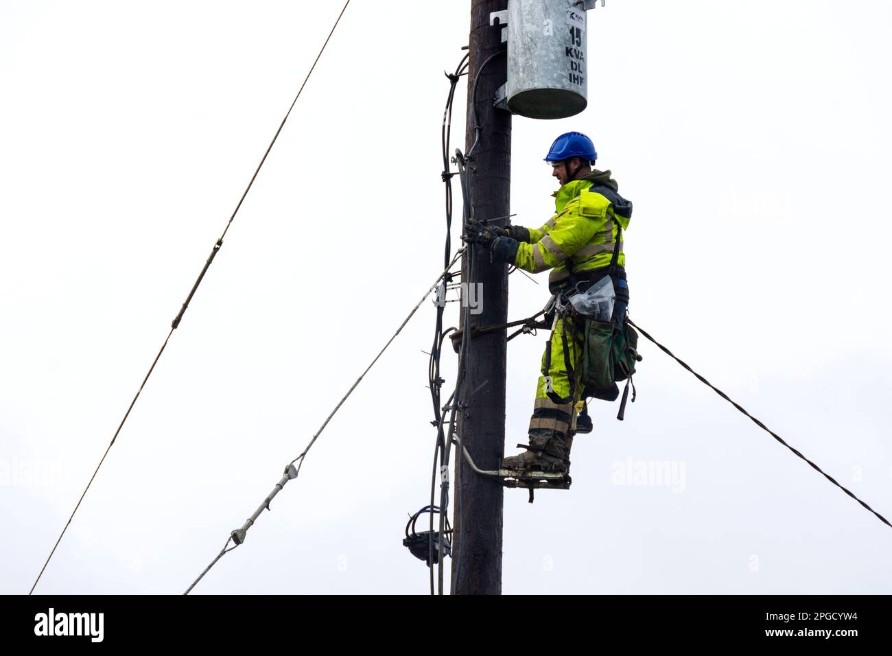 ESB-Ingenieure arbeiten an der Anbindung der Stromversorgung in der ländlichen Grafschaft Donegal, Irland Stockfoto