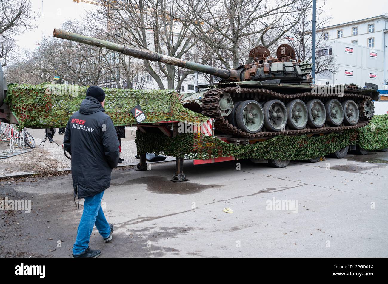 24.02.2023, Berlin, Deutschland, Europa - russischer T-72B-Panzer, zerstört von einer Panzerabwehr-Mine auf dem Boulevard unter den Linden vor der russischen Botschaft. Stockfoto