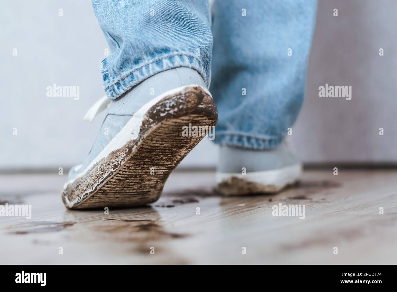 Schlammabdrücke auf weißen Schuhen und Fußböden. Täglich schmutziger Fleck. Stockfoto