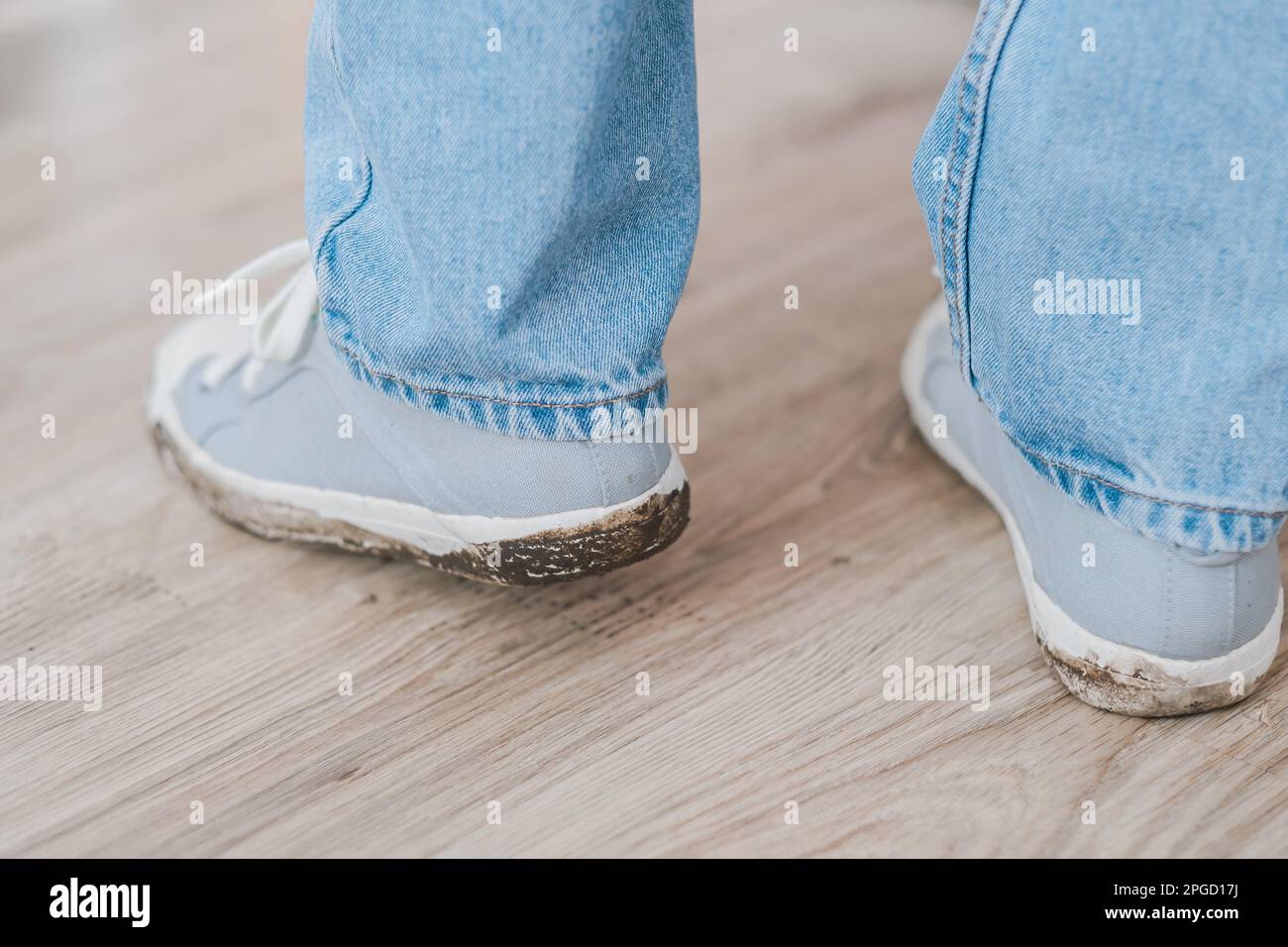 Schlammabdruck auf Schuhabsätzen. Schlammabdruck in Innenräumen auf dem Boden. Täglich schmutziger Fleck. Stockfoto