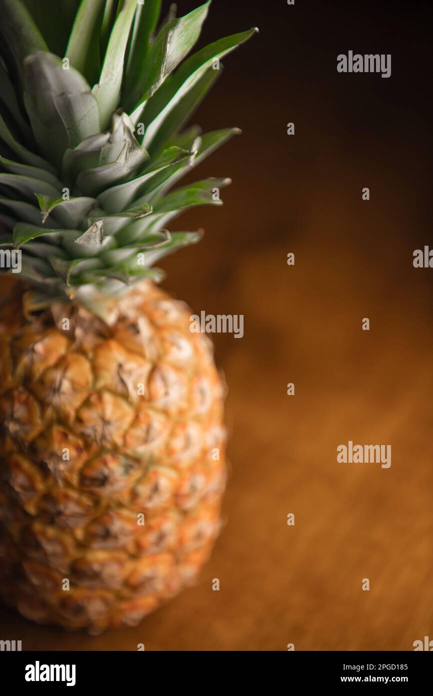 Ananas mit Holzhintergrund Stockfoto