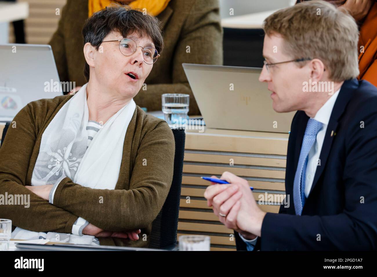 Kiel, Deutschland. 22. März 2023. Monika Heinold (l, Bündnis 90/die Grünen), Finanzministerin von Schleswig-Holstein, führt Gespräche mit Daniel Günther (CDU), Ministerpräsident von Schleswig-Holstein. Das staatliche parlament hat den Haushaltsplan 2023 diskutiert und zuvor über einen Sonderfonds für den Klimaschutz diskutiert. Schleswig-Holstein hat Schulden von über 33 Milliarden Euro. Kredit: Frank Molter/dpa/Alamy Live News Stockfoto
