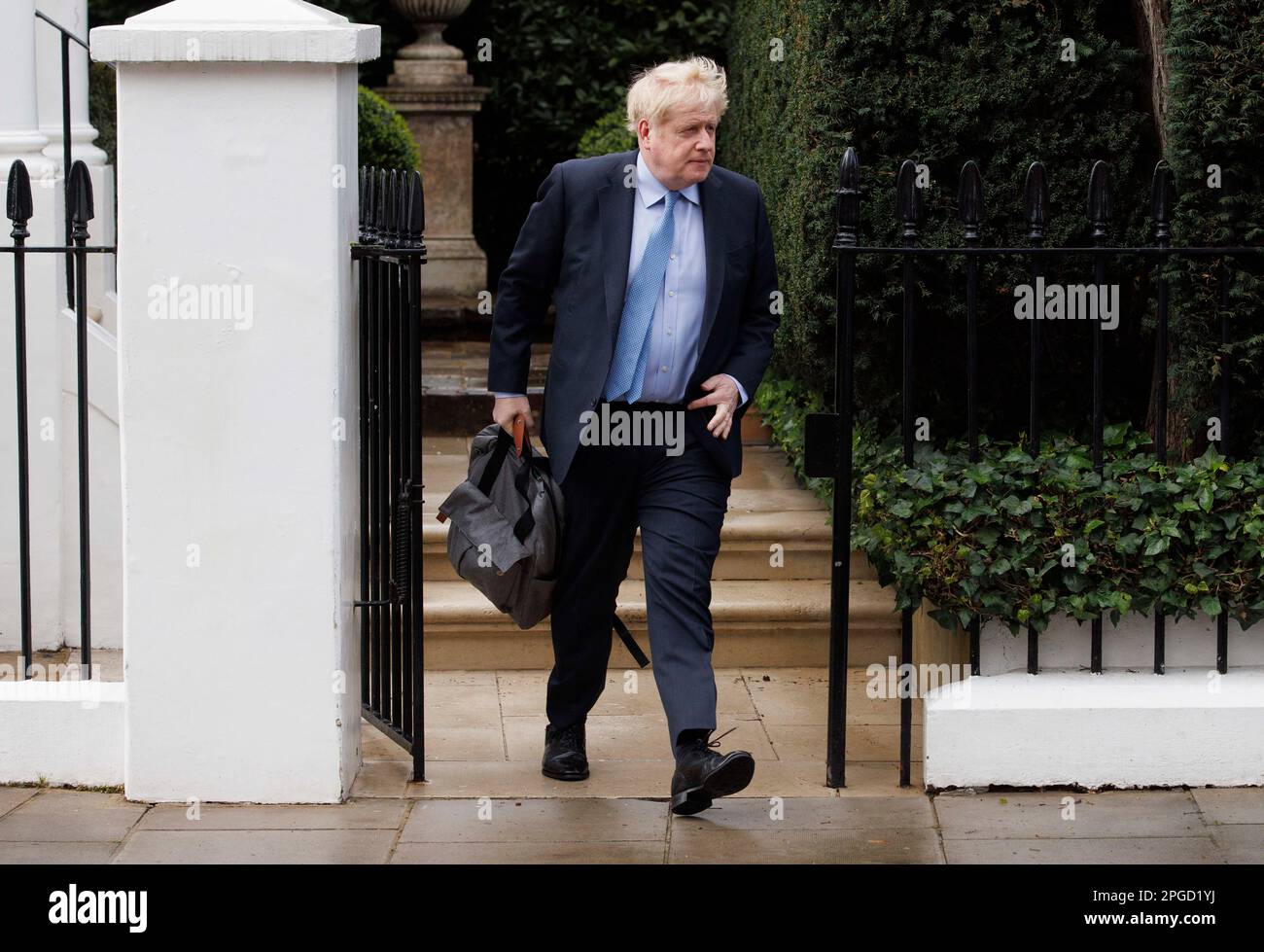 London, Großbritannien. 22. März 2023. Der ehemalige Premierminister Boris Johnson verlässt sein Haus, um nach Westminster zu reisen. Um 2pm Uhr wird er bis zu 4 Stunden lang vom Auswahlkomitee befragt werden, ob er das Parlament wegen der Behauptung, während der Abriegelung gefeiert zu haben, irregeführt hat. Kredit: Mark Thomas/Alamy Live News Stockfoto
