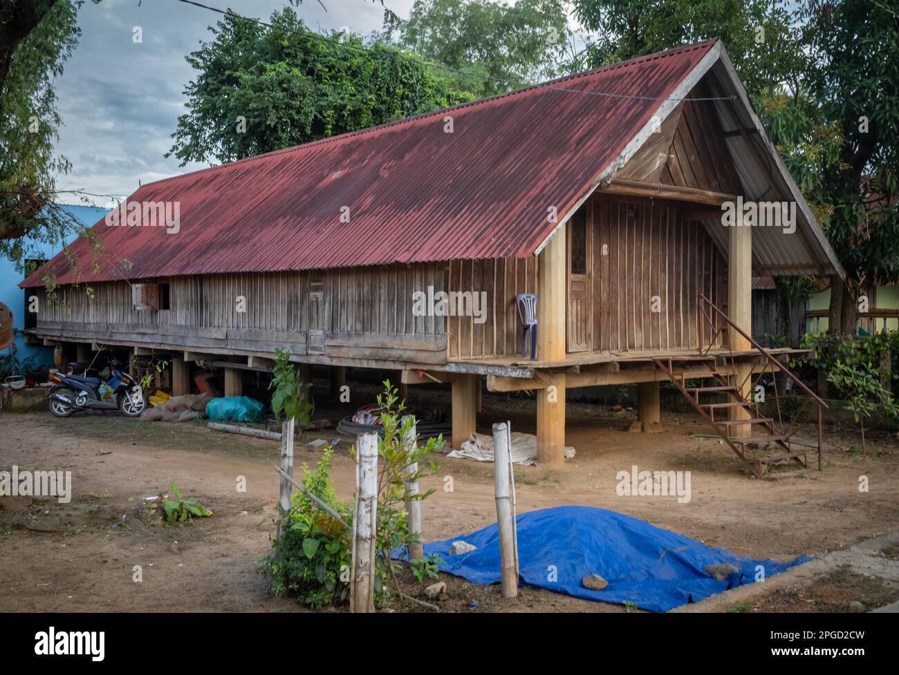 Ein traditionelles langes Holzhaus auf Pfählen gehört zur Familie der ethnischen Minderheit Mnong in Buon Jun, Lien Son, Vietnam. Stockfoto