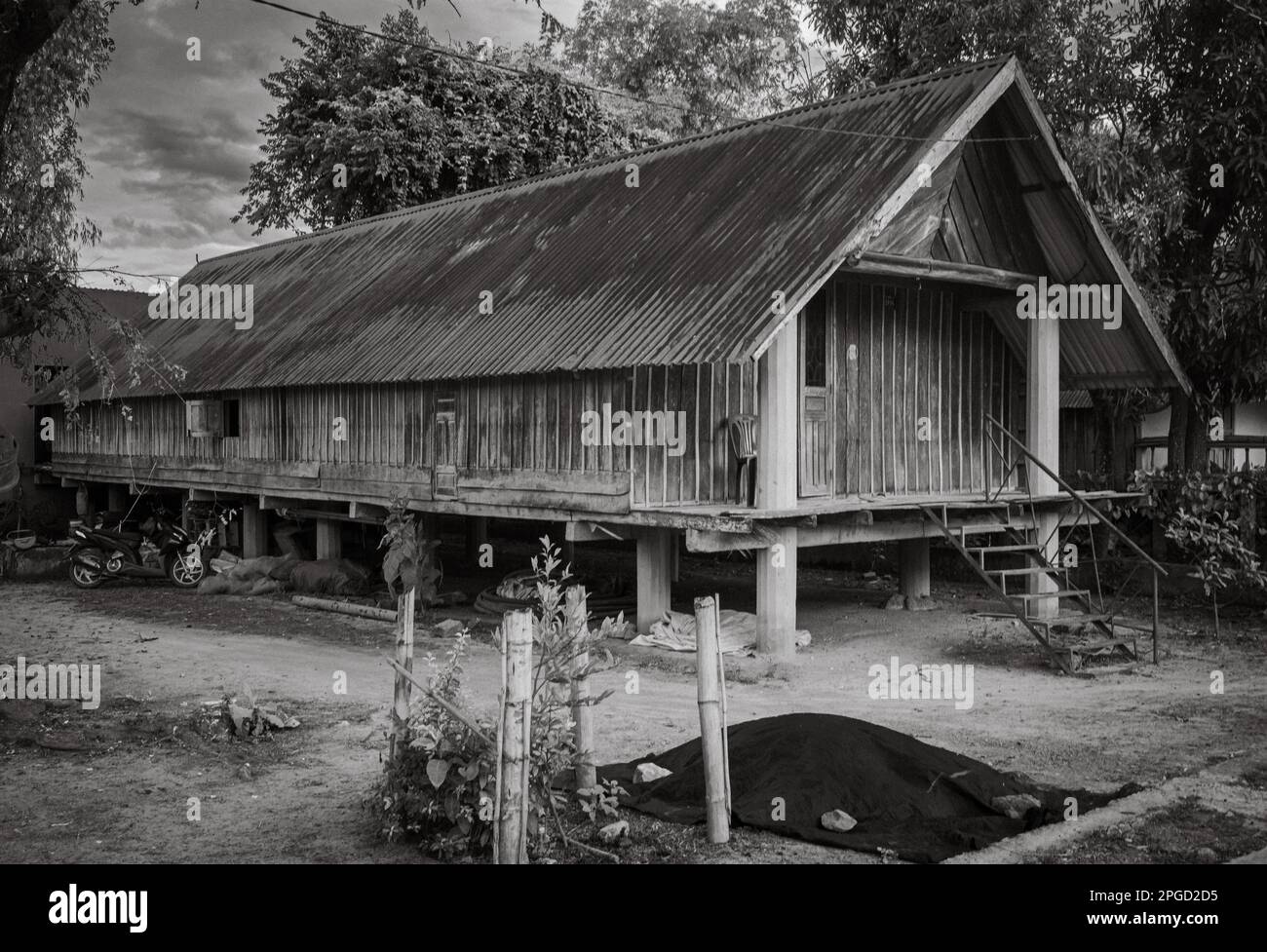 Ein traditionelles langes Holzhaus auf Pfählen gehört zur Familie der ethnischen Minderheit Mnong in Buon Jun, Lien Son, Vietnam. Stockfoto
